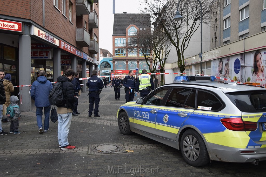 Einsatz BF Koeln Messerstecherei Koeln Porz Josefstr P12.JPG - Miklos Laubert